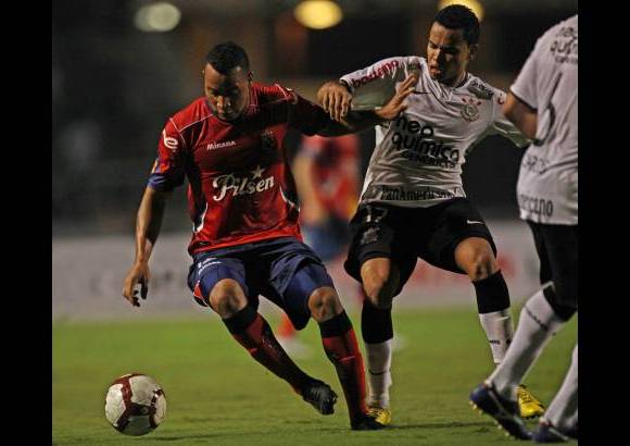 AP - Corinthians sum&#243; 16 puntos en sus seis partidos, m&#225;s que ning&#250;n otro equipo en la Copa. Su pr&#243;ximo rival ser&#225; el campe&#243;n brasile&#241;o Flamengo.