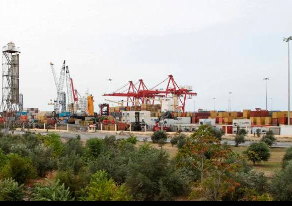 Reuters - Contenedores de transporte se ven en el puerto de Latakia, ciudad mediterránea de Siria. La represión y las protestas en el país han afectado ostensiblemente el comercio marítimo.