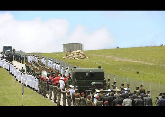 REUTERS - El f&#233;retro de Mandela lleg&#243; en procesi&#243;n al comp&#225;s de marchas militares, transportado por un cami&#243;n del Ej&#233;rcito, escoltado por la guardia de honor y cubierto con una bandera sudafricana, mientras sonaban salvas disparadas por ca&#241;ones.