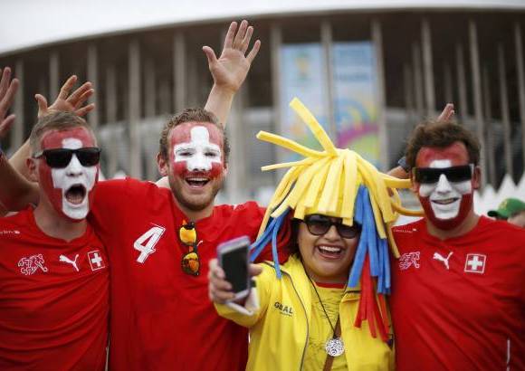 Reuters - Se ha visto también mucha unión entre hinchas de equipos que compiten en estos partidos de primera ronda.