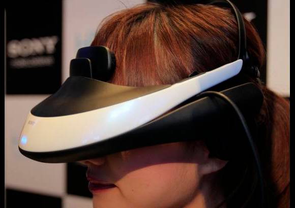 AP - Spiderman salta desde lo alto de un edificio y se columpia hacia ti tan cerca que casi puedes tocarlo: en el trabajo, en un tren, en un autom&#243;vil o all&#237; donde est&#233;s.