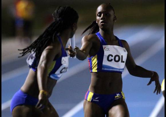 - Janet Largacha y Alejandra Idrobo, en plena competencia de la posta de 4x400.