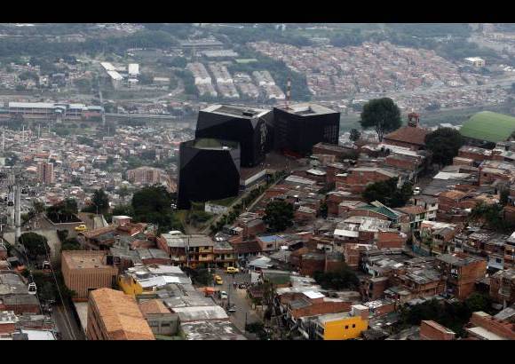 FOTO EL COLOMBIANO - Espacios dise&#241;ados para contribuir a la transformaci&#243;n de la ciudad desde los &#225;mbitos educativo, cultural y social. En los parques biblioteca convergen distintas instituciones en un mismo espacio para generar tejido social y plantear un nuevo estilo de convivencia.