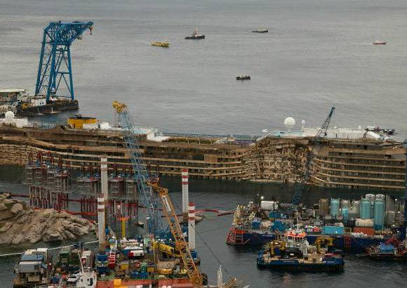 AP - El llamado "parbuckling", término técnico con el que se conoce esta operación de enderezamiento, fue realizado por la sociedad estadounidense Titan Salvage y la italiana Micoperi, empleó a 500 personas y tuvo un coste de 600 millones de euros.