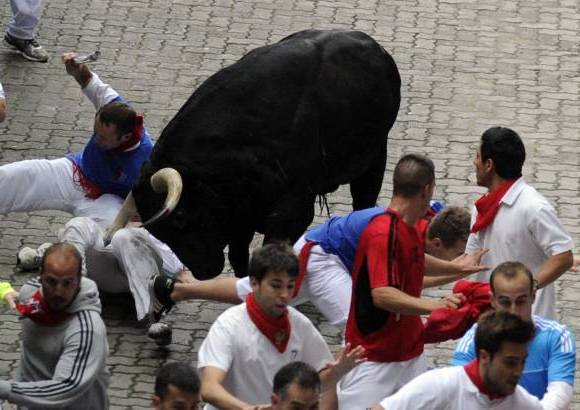 Ap - Las fiestas San Fermín, en las que una multitud corre junto a seis toros bravos por las calles de Pamplona, en España, son uno de los mayores atractivos en esta época del año. Desde 1924, 15 personas han muerto en los encierros que fueron inmortalizados en la novela Fiesta de Hemingway.