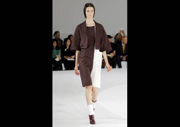 Reuters - El marr&#243;n o chocolate entra a la paleta minimalista de Jil Sander.