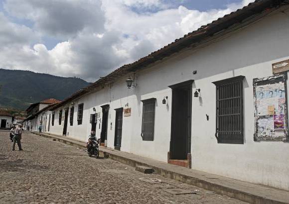 Juan Fernando Cano - Visitarlo es como un viaje al pasado, que se esconde en cada una de sus calles de piedra. Turistas y lugareños se mezclan entre sí con el paisaje que expone Girón.