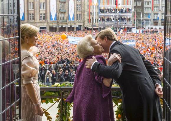 AP - El nuevo rey saluda a su madre frente a miles de espectadores.