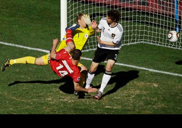 AP - Milan Jovanovic le dio el triunfo a Serbia a los 38 minutos con un gol de volea.