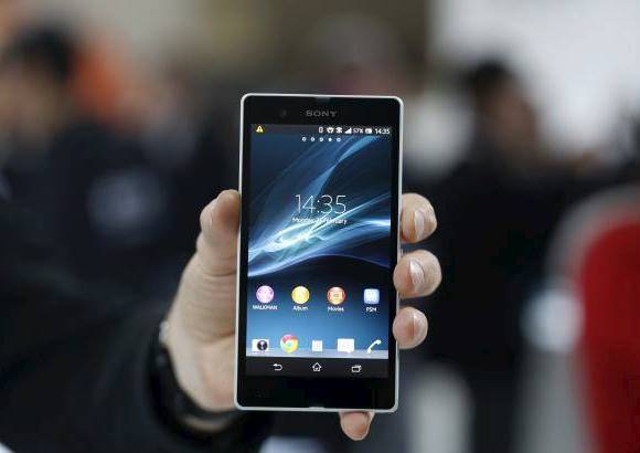 - Aunque no est&#225; disponible en Colombia, el Xperia Z tiene y una c&#225;mara de 13 megapixeles. es m&#225;s ligero que sus competidores y permite sumergirse en un metro de agua.