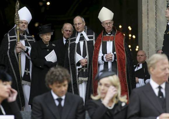 AP - La reina brit&#225;nica Isabel II acompa&#241;ada del Duque de Edimburgo en el funeral de Margaret Thatcher a la salida de la catedral con el Arzobispo de Canterbury y el Obispo de Londres.