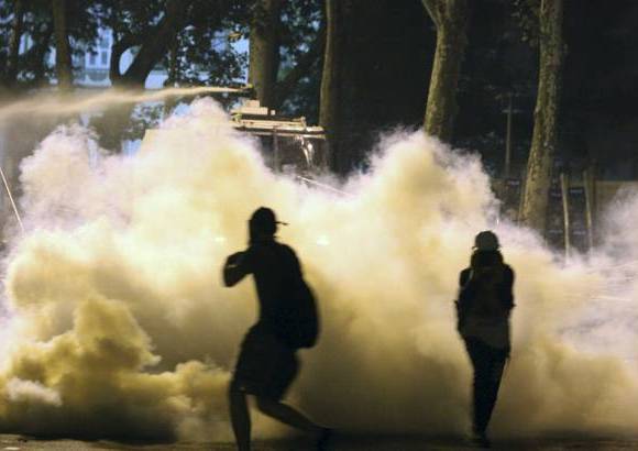 AP - La policía reprimió con gases lacrimógenos y cañones de agua a cientos de estudiantes.