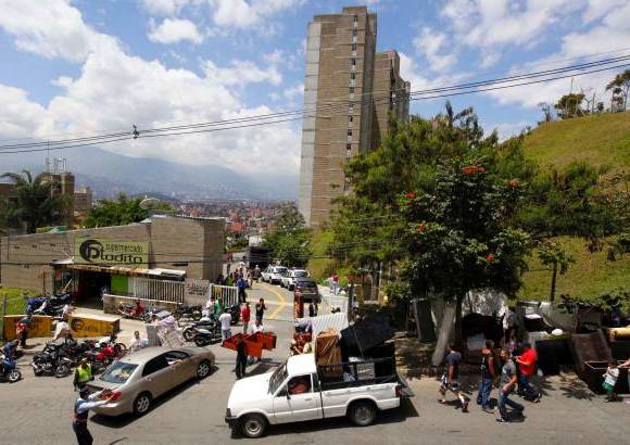 FOTOS MANUEL SALDARRIAGA - La Alcald&#237;a de Medell&#237;n orden&#243; evacuar la edificaci&#243;n luego de que un informe t&#233;cnico encontr&#243; que las columnas y vigas tienen dimensiones insuficientes y errores graves en el c&#225;lculo de las cargas.