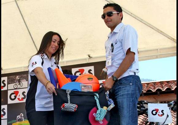 Juan Antonio S&#225;nchez - Por medio de su patrocinador G4S, regal&#243; al colegio implementos deportivos y rif&#243; tres bicicletas.