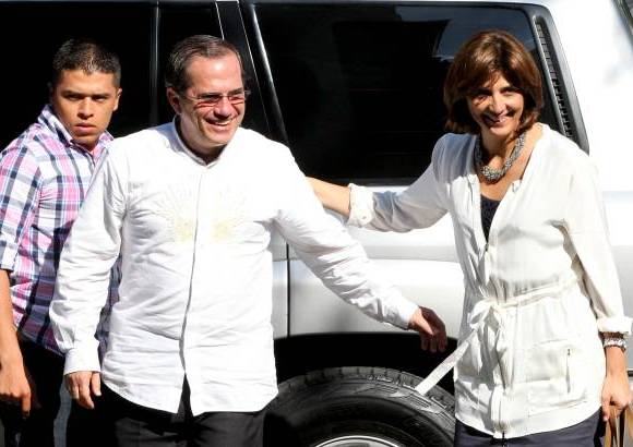 Jaime P&#233;rez - La Ministra de Relaciones Exteriores de Colombia, Mar&#237;a &#193;ngela Holgu&#237;n, y su hom&#243;logo ecuatoriano, Ricardo Pati&#241;o.