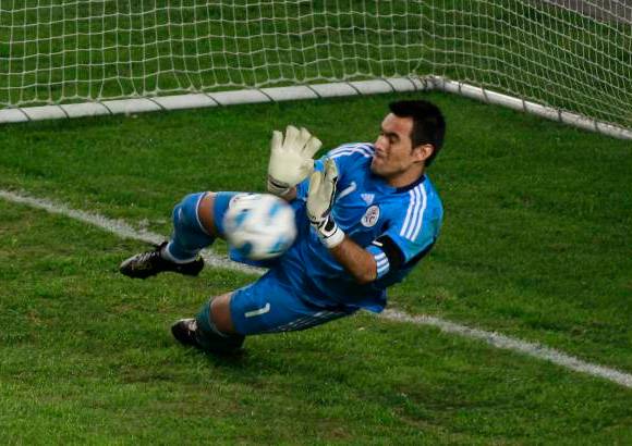 Reuters - Brasil err&#243; los cuatro penaltis. Elano lo tir&#243; afuera, mientras que el disparo de Thiago Silva fue atajado por Justo Villar (foto), el de Andr&#233; Santos se fue por arriba del travesa&#241;o y Fred tir&#243; desviado.