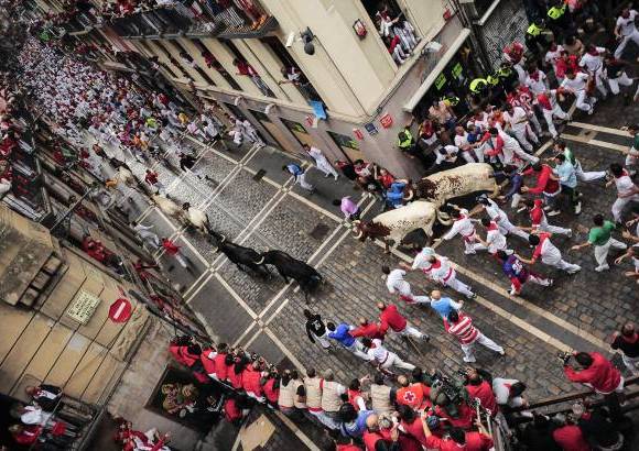 Ap - Las fiestas San Fermín, en las que una multitud corre junto a seis toros bravos por las calles de Pamplona, en España, son uno de los mayores atractivos en esta época del año. Desde 1924, 15 personas han muerto en los encierros que fueron inmortalizados en la novela Fiesta de Hemingway.