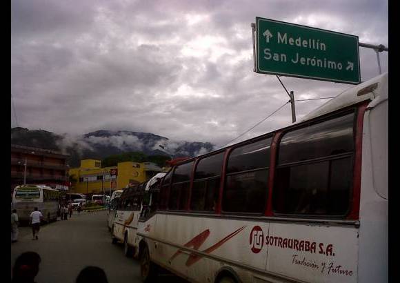 Juan Felipe Quintero - Muchos veh&#237;culos que iban para el Occidente tuvieron que ser devueltos para Medell&#237;n para evitar m&#225;s problemas en la carretera.