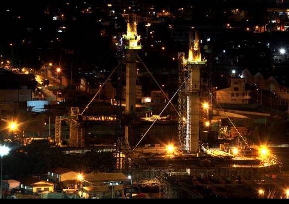 Manuel Saldarriaga - De noche, los constructores del puente intraurbano m&#225;s largo de Colombia, no duermen. Siguen en su funci&#243;n.