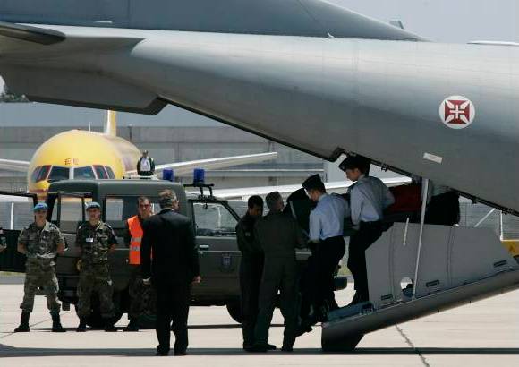 REUTERS - Integrantes del Gobierno portugu&#233;s y de otros pa&#237;ses de habla lusa recibieron este s&#225;bado en el aeropuerto de Lisboa, junto a familiares, amigos e intelectuales, los restos de Jos&#233; Saramago, con honores militares.