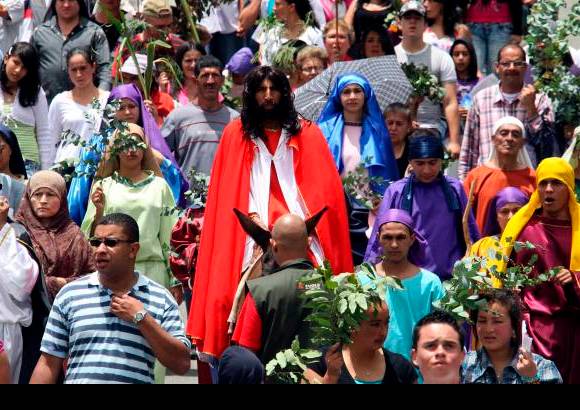 Hernán Vanegas - Cientos de habitantes salieron a las calles con ramos para hacer parte de la procesión.