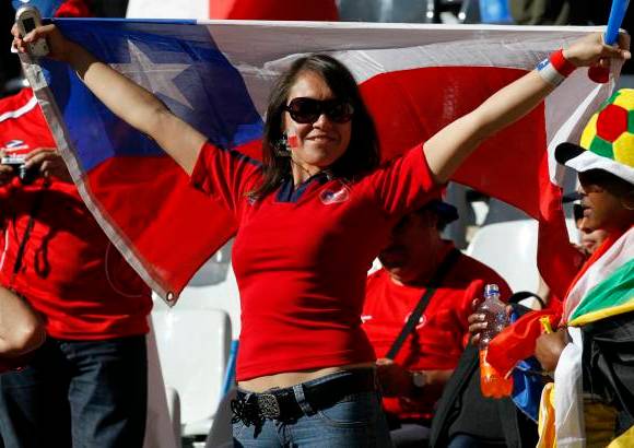 AP - Unos 5.000 chilenos han tomado las calles de Nelspruit tras el partido ante Honduras para celebrar la victoria de su selección.