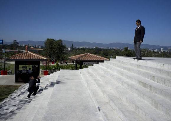 AP - El Paseo Cayal&#225;, de 14 hect&#225;reas, es un complejo casas y negocios, que incluye boutiques, parques, una iglesia, clubes nocturnos y restaurantes, encerrados todos dentro de un muro blanco de estuco.