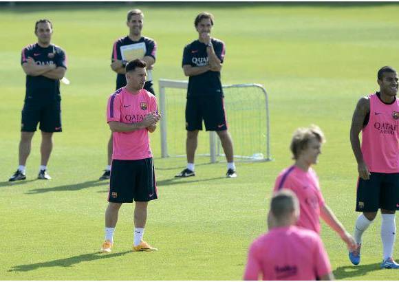Afp - El retorno de Lionel Messi a los entrenamientos del Barcelona, tras agotar sus vacaciones, despertó la curiosidad entre los seguidores del jugador en las redes sociales sobre todo por el nuevo look que luce el futbolista argentino.