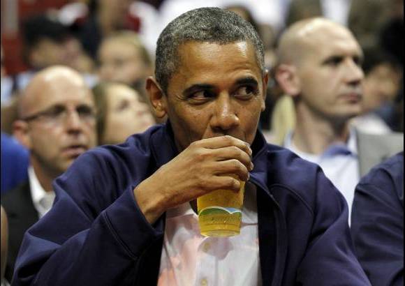 AP - El mandatario es un aficionado ferviente del baloncesto y los partidos le permitieron involucrarse con el esp&#237;ritu ol&#237;mpico en medio de su campa&#241;a por la reelecci&#243;n. Su rival republicano, Mitt Romney, apelar&#225; a los Juegos para resaltar su liderazgo durante los justas de Invierno 2002 en Salt Lake City.