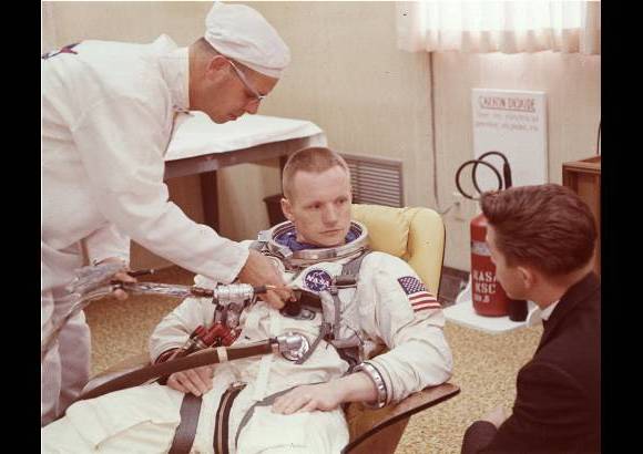 AP - Neil Armstrong fue piloto comandante de la misi&#243;n Gemini VIII, que hac&#237;a parte del programa Gemini en el que se definieron parte de los detalles que permitieron llevar al hombre a la Luna. La foto fue tomada el 6 de marzo de 1966.