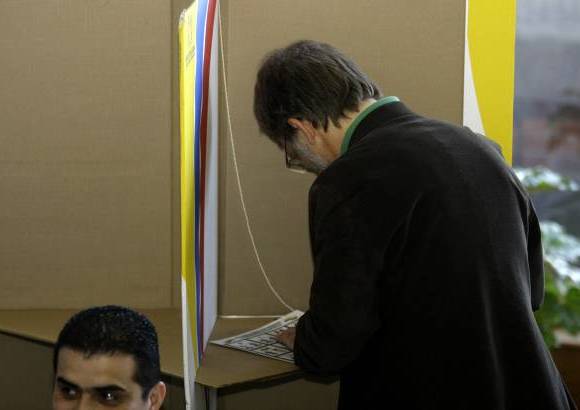 Colprensa - El candidato Presidencial del Partido Verde, Antanas Mockus, entre bromas depositó su voto.