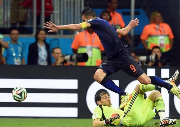- El error de Casillas ante van Persie en el juego Espa&#241;a 1-Holanda 5.