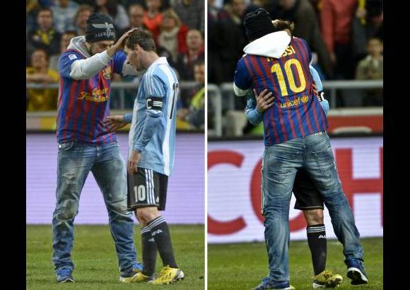 REUTERS - El partido se vio interrumpido por la invasi&#243;n del campo de juego, por un hincha que quiso saludar al cuatro veces ganador del Bal&#243;n de Oro.