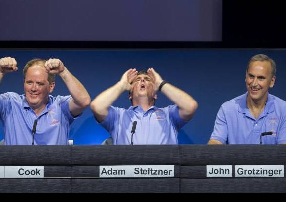 Foto AP - La mesa directiva de la Nasa celebra la histórica conquista espacial.