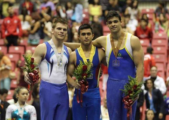 - Jossimar Calvo se acostumbró al ganar en barra fija. Oro en Puerto Rico.