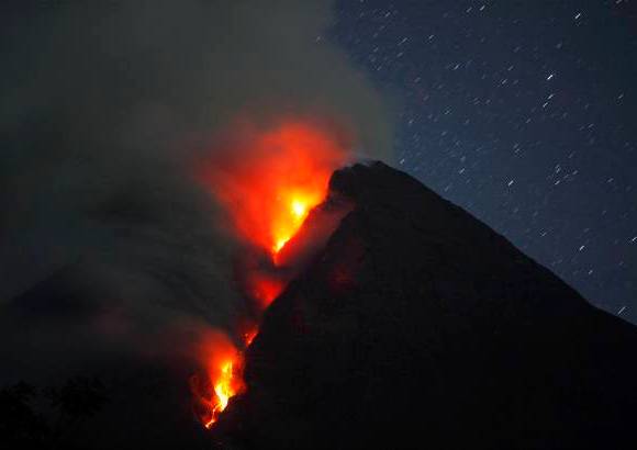Reuters - Es la cuarta erupci&#243;n del volc&#225;n en ocho d&#237;as y dur&#243; m&#225;s de una hora.