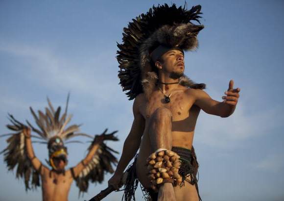 AP - Numerosos grupos de danzantes fueron a ofrecer sus bailes y sus ritos a los mayas por la llegada del nuevo B&#39;aktun.