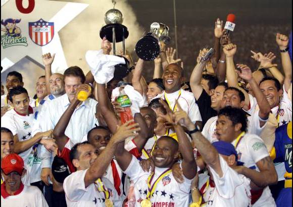 Colprensa - Atl&#233;tico Junior es el nuevo campe&#243;n del f&#250;tbol profesional colombiano, destronando al Independiente Medell&#237;n.