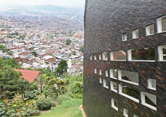 FOTO EL COLOMBIANO - Espacios dise&#241;ados para contribuir a la transformaci&#243;n de la ciudad desde los &#225;mbitos educativo, cultural y social. En los parques biblioteca convergen distintas instituciones en un mismo espacio para generar tejido social y plantear un nuevo estilo de convivencia.