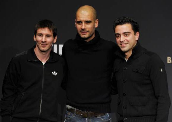 AP - Con Messi instalado en el olimpo futbol&#237;stico y Pep Guardiola irrumpiendo como t&#233;cnico de culto, el Barcelona rein&#243; por tercer a&#241;o consecutivo, en la gala que la Fifa celebra para premiar a los mejores del a&#241;o.