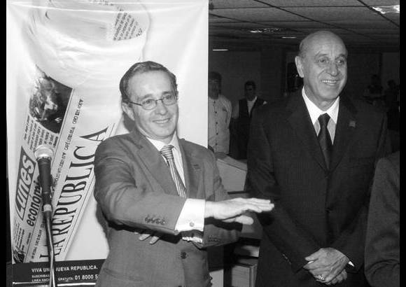 Archivo - &quot;Con el doctor Hern&#225;ndez desaparece un ciudadano a carta cabal, un hombre viculado al periodismo con &#233;tica y &#233;xito&quot; asegur&#243; el expresidente &#193;lvaro Uribe.