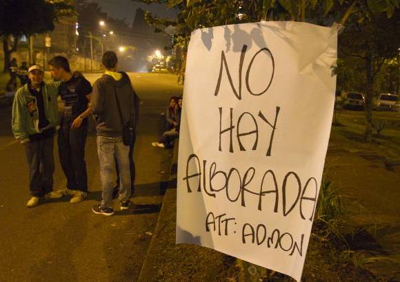Edwin Bustamante - Un letrero firmado a nombre de &#34;La Administraci&#243;n&#34; se&#241;al&#243; que no habr&#237;a alborada y fue notable la presencia de la Polic&#237;a.