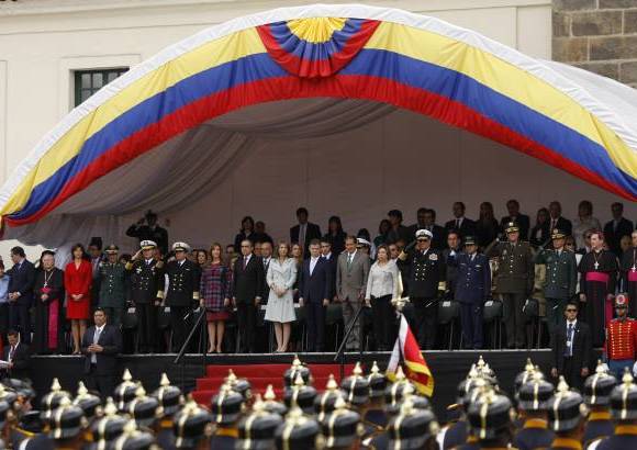 Colprensa - El mandatario presenci&#243; el hist&#243;rico desfile militar en compa&#241;&#237;a de la Primera Dama, Mar&#237;a Clemencia Rodr&#237;guez, sus hijos Esteban y Mar&#237;a Antonia, adem&#225;s del vicepresidente Angelino Garz&#243;n, el ministro de Defensa, Rodrigo Rivera, la canciller Mar&#237;a &#193;ngela Holgu&#237;n, la alta c&#250;pula militar y los representantes de la iglesia cat&#243;lica.