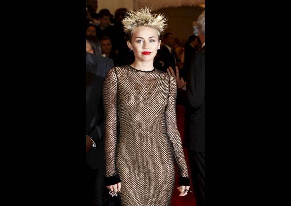 Reuters - Miley Cyrus se tomó a pecho la pinta punkera.