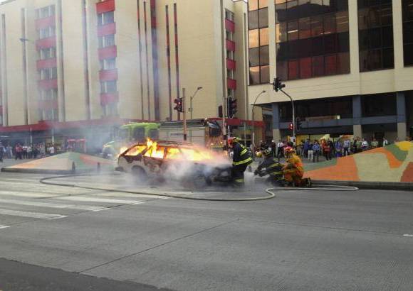 Rubén Tangarife - Una máquina del cuerpo de bomberos de Medellín atendió rápidamente la emergencia.