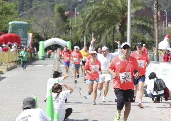 Esteban Jaramillo y Sebasti&#225;n Salazar - M&#225;s de 10 mil competidores se dieron cita en esta hist&#243;rica cita deportiva que se corr&#237;a en las modalidades de 5, 10, 21 y 42 kil&#243;metros.
