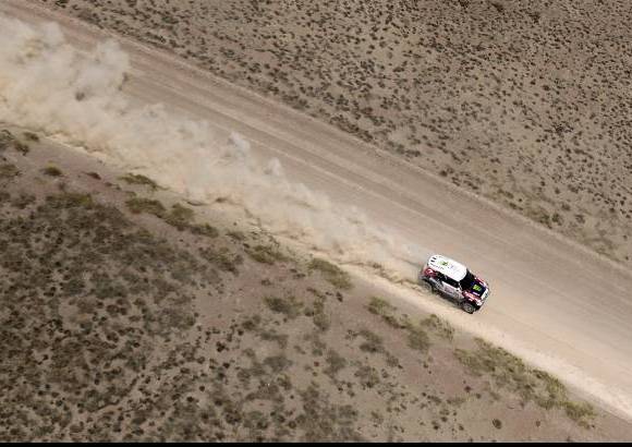 AP - Un d&#237;a despu&#233;s de la muerte del piloto argentino Jorge Mart&#237;nez Boero tras caerse de su moto, dos espectadores perdieron la vida cuando la avioneta particular en la que viajaban un hombre y su hijo de 11 a&#241;os sufri&#243; un desperfecto y se estrell&#243;.