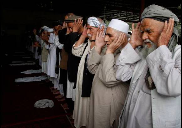 AP - En el Ramadán los fieles tendrán que soportar sin beber ni comer desde el alba hasta la caída del Sol.