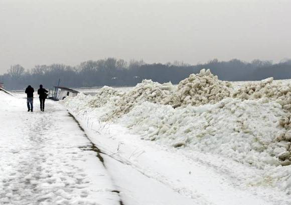 Reuters - El río, con una extensión de 2.860 kilómetros de largo, cruza nueve países y es vital para el transporte, la generación de energía y la industria. Pero el hielo prácticamente le cerró el paso desde Austria hasta el Mar Negro.