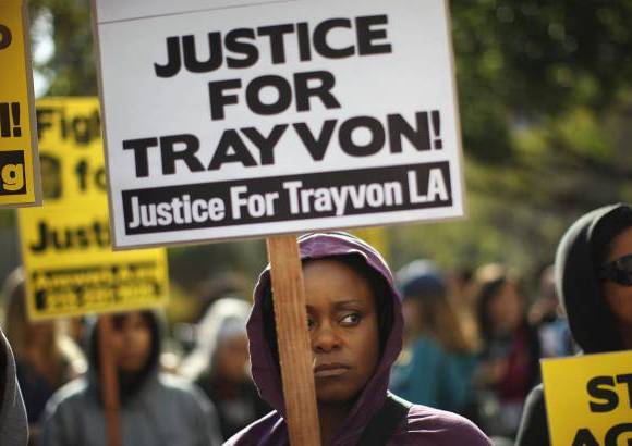 Reuters - Miles de personas protestaron por el fracaso de la polic&#237;a para arrestar a un voluntario de seguridad de un barrio de la Florida por la muerte de un adolescente negro desarmado, Trayvon Martin.